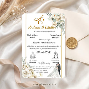 Invitație de nuntă tipărită C.8-10008, fond alb cu colțuri rotunjite: monograma A & C și numele Andreea & Cătălin în auriu, textul invitației în negru, ilustrația mirilor jos în dreapta, buchete de flori albe cu frunze verzi și linii aurii pe margini