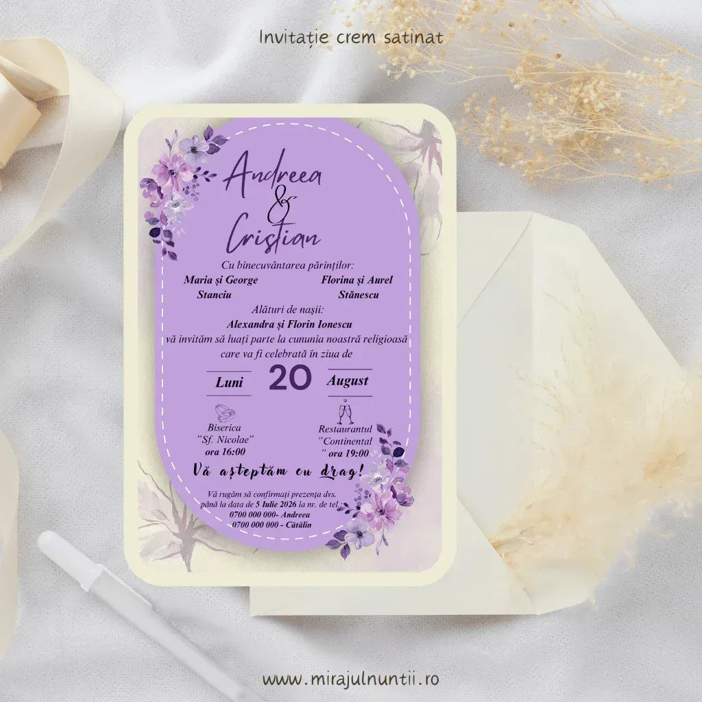Invitație de nuntă cod Magnific C.36 cu medalion oval lavandă și buchete de flori mov.