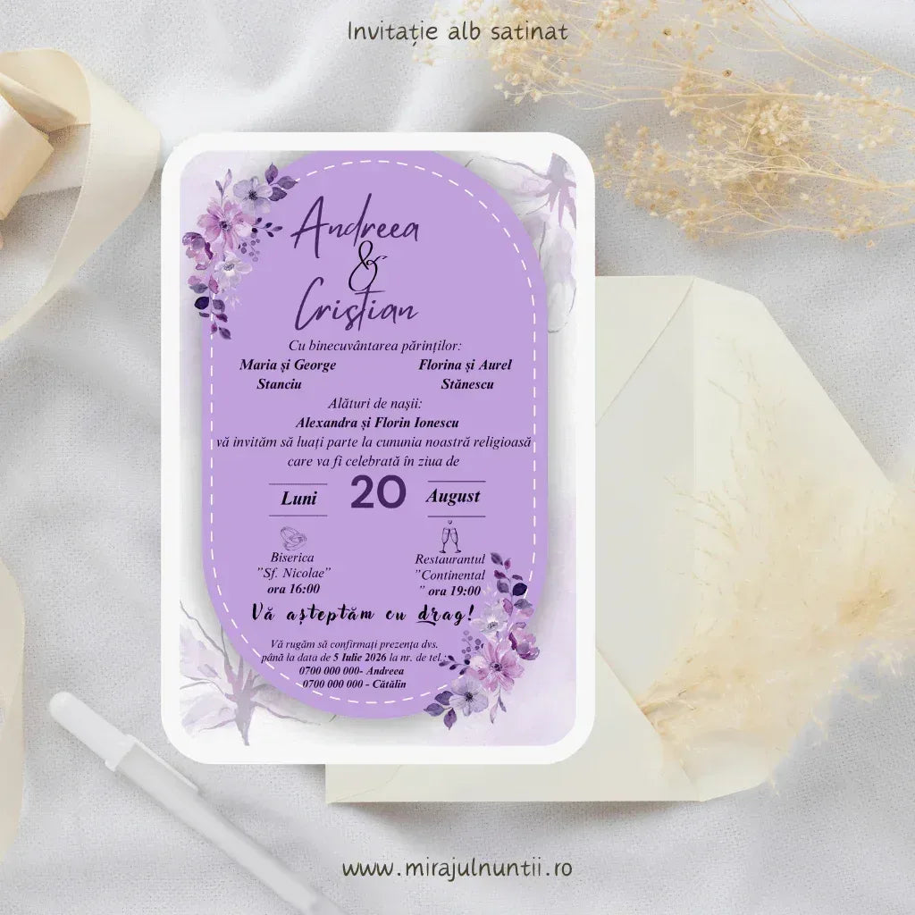 Invitație de nuntă cod Magnific C.36 pe carton alb satinat, cu medalion oval lavandă, contur punctat alb și flori mov în colțuri, lângă un plic crem.