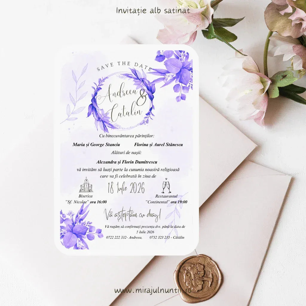 Invitație de nuntă lila și mov cod Magnific C.31, cu flori violet pictate în acuarelă.