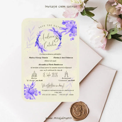 Invitație de nuntă cod Magnific C.31 cu flori mov în colțuri și nume scrise caligrafic.