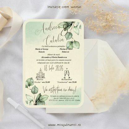 Invitație de nuntă cod Magnific C.16 pe carton crem satinat, cu frunze de eucalipt și acuarelă verde mentă.