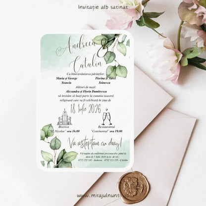 Invitație de nuntă verde și alb cod Magnific C.16, pe carton alb satinat, cu eucalipt și numele mirilor scrise caligrafic.