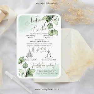 Invitație de nuntă cod Magnific C.16 pe carton alb satinat, cu acuarelă verde mentă și ramuri de eucalipt în colțuri, lângă un plic crem.
