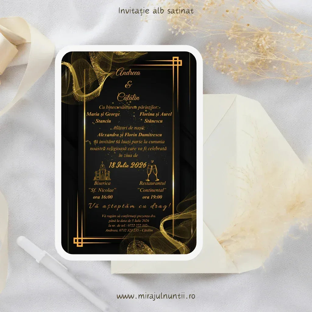 Invitație de nuntă cod Magnific C.6 pe carton alb satinat, cu fundal negru, fum auriu și chenar dublu auriu Art Deco, lângă un plic alb și ierburi pampas.