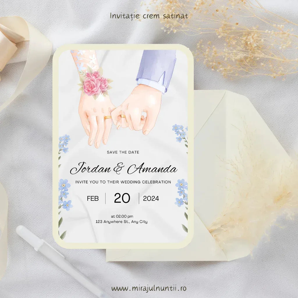 Invitație de nuntă cod Magnific C.40 cu mâinile mirilor ținute de degetul mic.