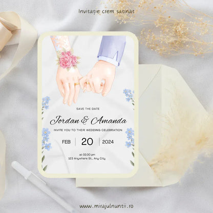 Invitație de nuntă cod Magnific C.40 cu mâinile mirilor ținute de degetul mic.