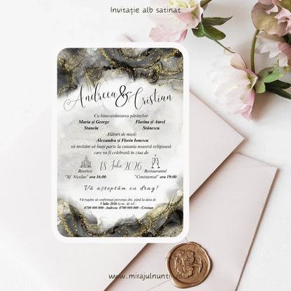 Invitație de nuntă negru și auriu cod Magnific C.32, cu nume scrise caligrafic pe fundal alb.