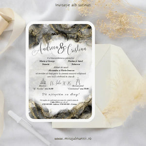 Invitație de nuntă cod Magnific C.32 pe carton alb satinat, cu efect de marmură neagră și vene de sclipici auriu sus și jos, lângă un plic crem.