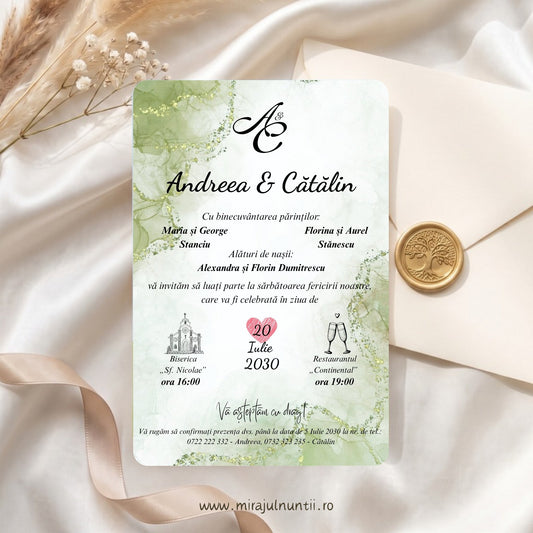 Invitație de nuntă C.41 cu marmură verde olive și linii aurii, inimioară roz în spatele cifrei 20, cu Iulie 2030 dedesubt, numele Andreea & Cătălin, părinții, nașii, biserica și restaurantul; plicul și sigiliul din fundal sunt decor