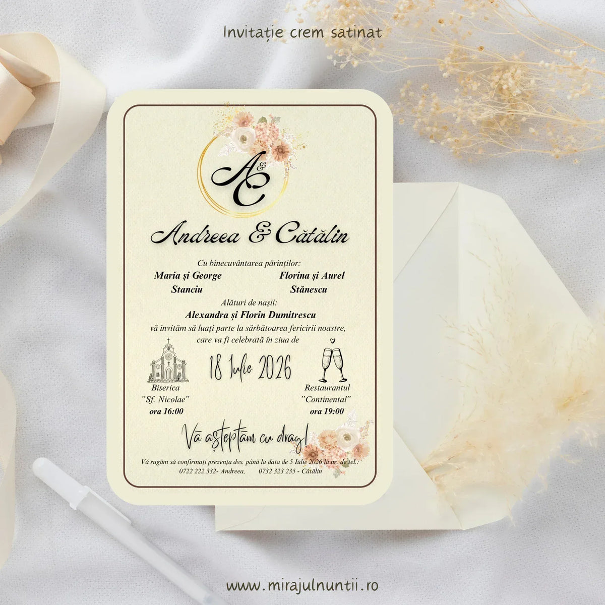 Invitație de nuntă cod Magnific C.44 cu inițialele mirilor într-un cerc auriu cu flori.