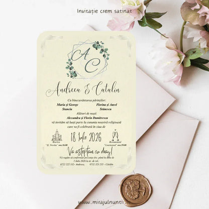 Invitație de nuntă cod Magnific C.28 cu monogramă verde și ornamente fine în colțuri.