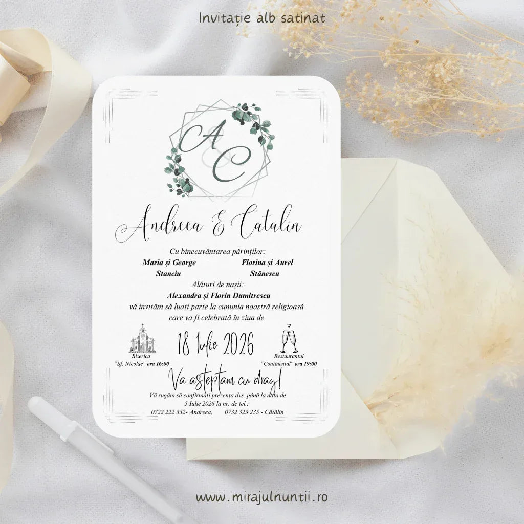Invitație de nuntă cod Magnific C.28 pe carton alb satinat, cu monogramă în chenar geometric argintiu și frunze de eucalipt, lângă un plic crem.