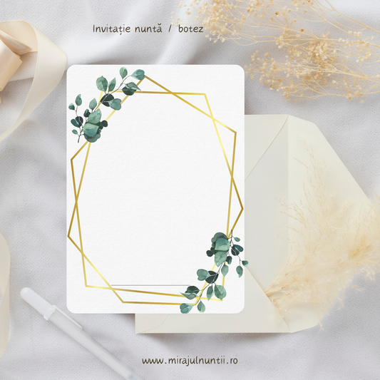 Invitație de nuntă necompletată cu design ramă aurie și ramuri de eucalipt, prezentată alături de un plic alb pe un decor textil fin.