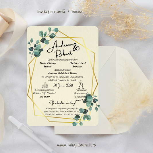 Invitație de nuntă personalizată cu text imprimat pe fundal crem, decorată cu ramuri de eucalipt și ramă aurie, lângă un plic crem premium.