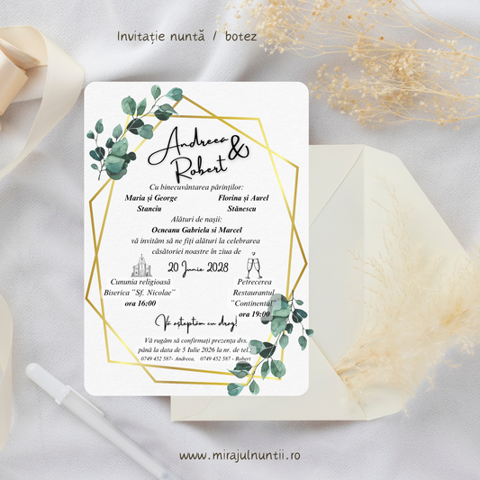 Model invitație de nuntă complet personalizată cu text imprimat, decorată cu ramuri de eucalipt și forme geometrice aurii, lângă un plic alb premium.