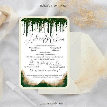 Invitație de nuntă cod Magnific C.34 cu picături de vopsea verde și puncte aurii.