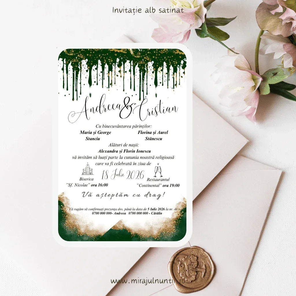 Invitație de nuntă verde smarald și auriu cod Magnific C.34, cu nume scrise caligrafic.