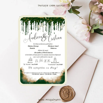 Invitație de nuntă cod Magnific C.34 cu acuarelă verde închis și margine de sclipici auriu.