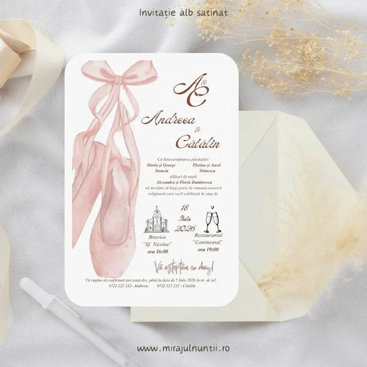 Invitație de nuntă cod Magnific C.37 pe carton alb satinat, cu poante de balet roz în acuarelă, fundă și monogramă bronz, lângă un plic crem.