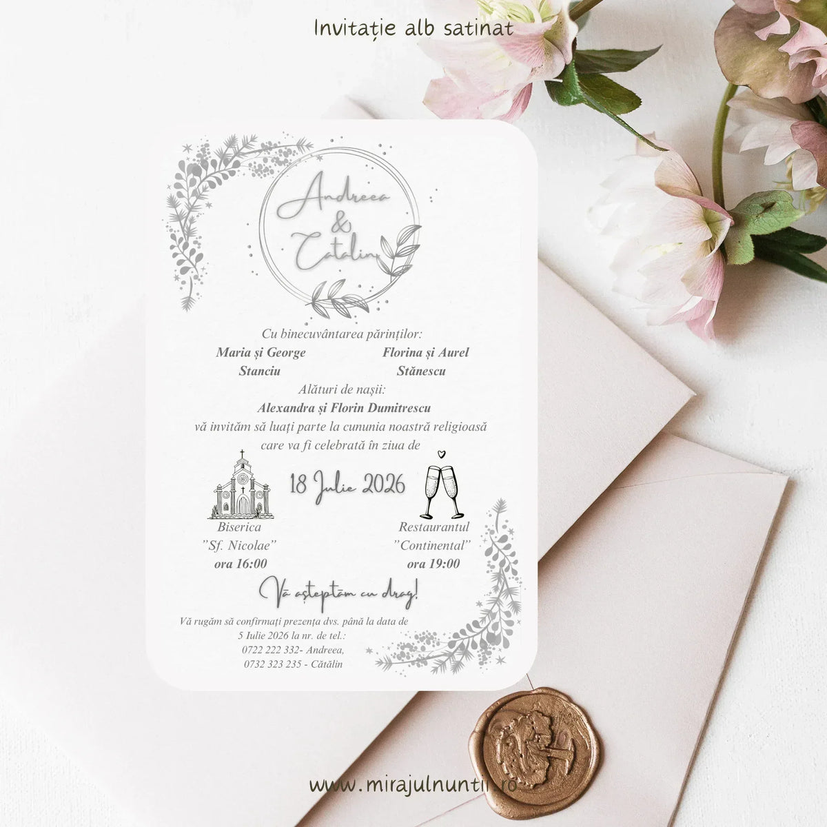 Invitație de nuntă alb și argintiu cod Magnific C.13.2, cu nume scrise caligrafic într-un cerc.