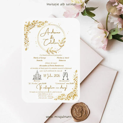 Invitație de nuntă alb și auriu cod Magnific C.13, cu numele mirilor încadrate de un cerc auriu.