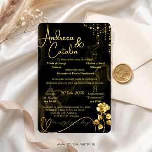 Invitație de nuntă C.51 cu trandafir auriu și flori aurii atârnate pe fond negru cu sclipici auriu, numele mirilor, părinții, nașii, data, biserica și restaurantul în auriu, plic crem cu sigiliu auriu în fundal