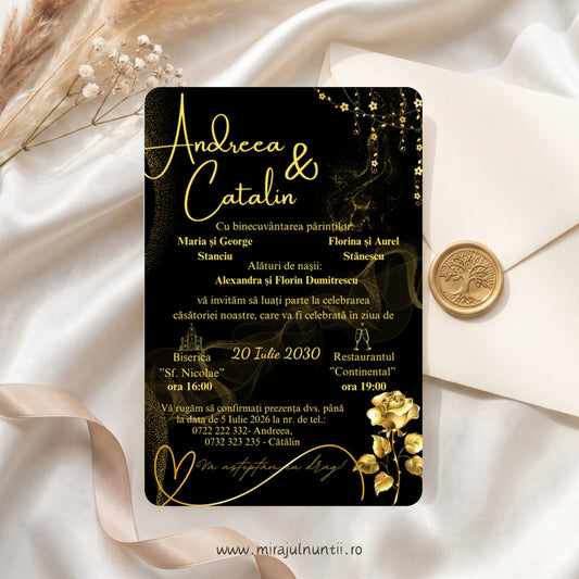Invitație de nuntă C.51 cu trandafir auriu și flori aurii atârnate pe fond negru cu sclipici auriu, numele mirilor, părinții, nașii, data, biserica și restaurantul în auriu, plic crem cu sigiliu auriu în fundal