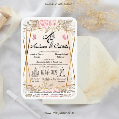Invitație de nuntă cod Magnific C.42 pe carton alb satinat, cu trandafiri roz, frunze aurii, fluturi roz și linii geometrice aurii, lângă un plic crem.