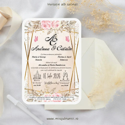 Invitație de nuntă cod Magnific C.42 pe carton alb satinat, cu trandafiri roz, frunze aurii, fluturi roz și linii geometrice aurii, lângă un plic crem.