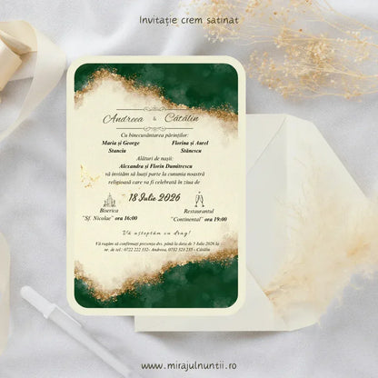 Invitație de nuntă verde smarald și auriu cod Magnific C.4, cu margini de sclipici auriu și numele mirilor scrise caligrafic.