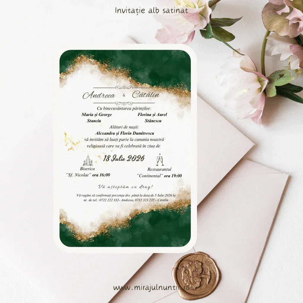 Invitație de nuntă cod Magnific C.4 cu acuarelă verde smarald, sclipici auriu și text negru pe fundal alb.