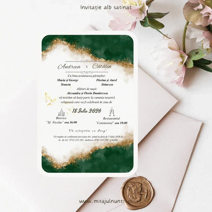 Invitație de nuntă cod Magnific C.4 cu acuarelă verde smarald, sclipici auriu și text negru pe fundal alb.