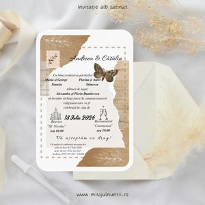 Invitație de nuntă cod Magnific C.7 pe carton alb satinat, cu colaj vintage din hârtie kraft ruptă, timbru, fluture maro și chenar punctat, lângă un plic crem.