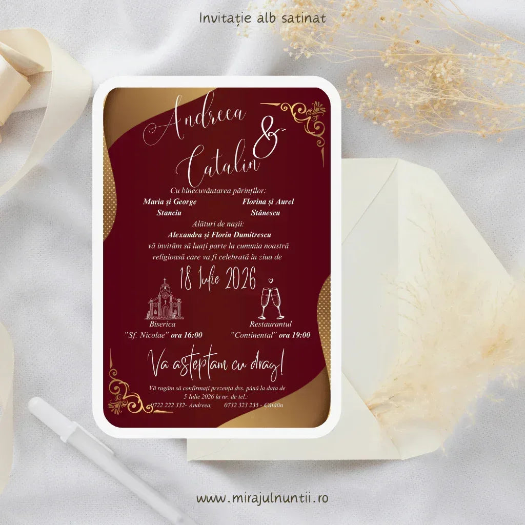 Invitație de nuntă cod Magnific C.14 vișinie, cu valuri aurii pe margini, ornamente aurii în colțuri și text alb caligrafic, lângă un plic crem.