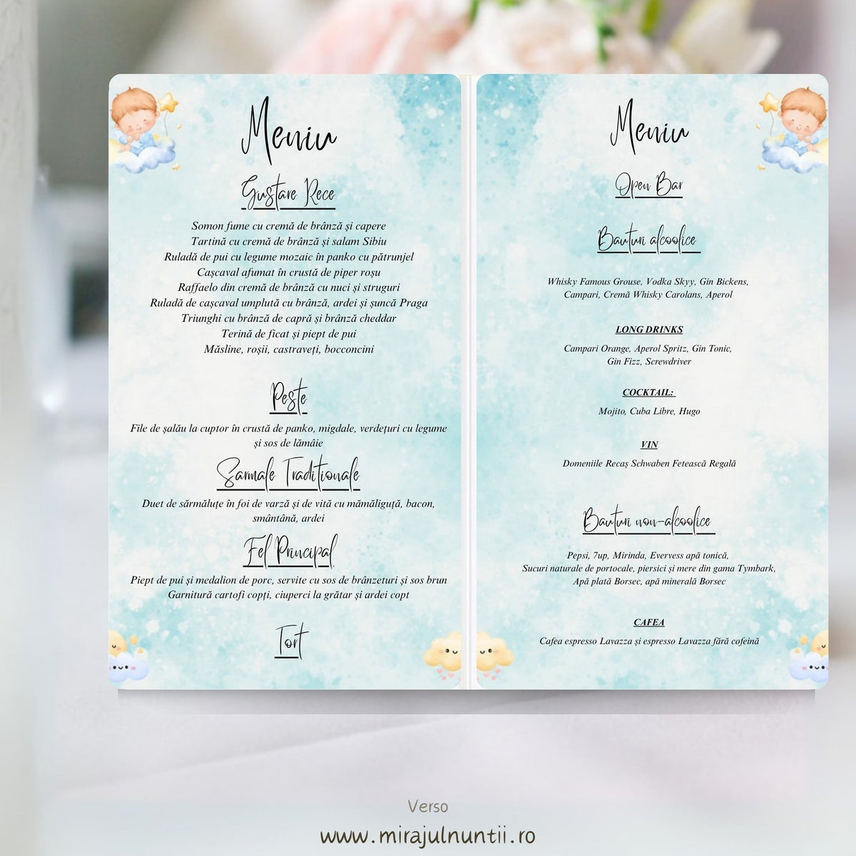 Interior meniu botez tip carte B.8-20008 deschis, cu bebeluș pe nor în colțurile de sus, mâncarea în stânga și băuturile în dreapta, pe fond bleu pastel