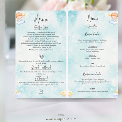 Interior meniu botez tip carte B.8-20008 deschis, cu bebeluș pe nor în colțurile de sus, mâncarea în stânga și băuturile în dreapta, pe fond bleu pastel