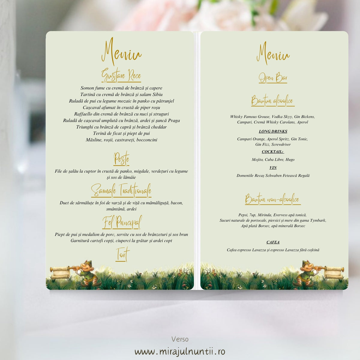 Interior meniu de botez tip carte deschis, verde salvie: mâncarea pe pagina stângă, băuturile pe pagina dreaptă, titluri aurii, iarbă înflorită și câte un spiriduș cu trompetă jos