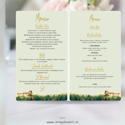 Interior meniu de botez tip carte deschis, verde salvie: mâncarea pe pagina stângă, băuturile pe pagina dreaptă, titluri aurii, iarbă înflorită și câte un spiriduș cu trompetă jos