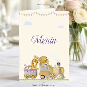 Copertă meniu botez pliat tip carte cu ghirlandă de stegulețe pastel, nori bleu și trenuleț cu iepuraș, girafă și ursuleț pe șină, titlul Meniu mov, cod B. 15322