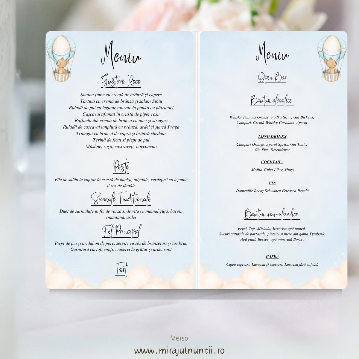 Interiorul meniului de botez tip carte deschis: mâncarea în stânga și băuturile în dreapta, cu câte un balon cu ursuleț în colțurile de sus și nori jos, cod B.3-20003