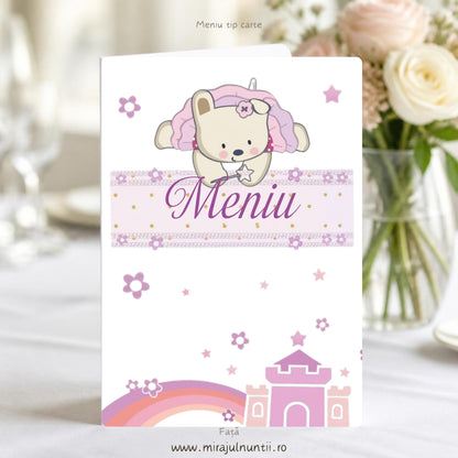 Meniu de botez tip carte, coperta: ursuleț cu glugă roz de unicorn așezat pe banderola roz cu buline pe care scrie „Meniu”, floricele lila și steluțe, iar jos castel roz-lila cu curcubeu