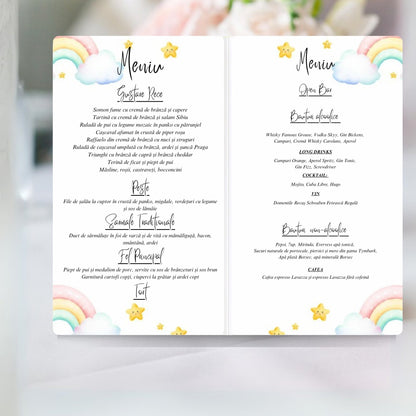 Interior meniu botez tip carte deschis, cu mâncarea în stânga și băuturile în dreapta, încadrat de curcubeie pastel pe nori și steluțe galbene