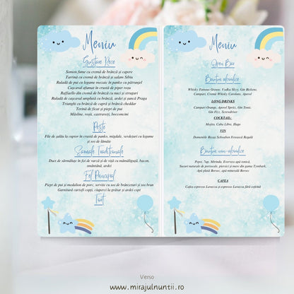 Interior meniu botez tip carte deschis, mâncarea în stânga și băuturile în dreapta, nori zâmbitori și curcubeu mari sus, baghetă, stea cu dâră de curcubeu și balon bleu jos, fond acuarelă bleu pastel