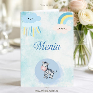 Copertă meniu botez pliat tip carte cu pui de zebră într-un cerc bleu, nor cu panglici colorate și curcubeu cu nor zâmbitor, titlul Meniu albastru, fond acuarelă bleu pastel, cod B.1-20001