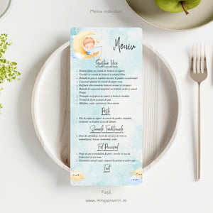 Față meniu individual botez B.8-20008 cu bebeluș pe semilună în stânga sus, nori zâmbitori și steluțe aurii pe fond bleu pastel, felurile de mâncare pe secțiuni
