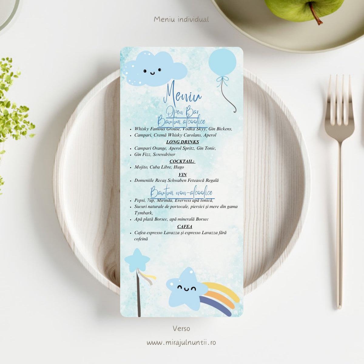 Verso meniu individual botez cu băuturile (Open Bar), nor bleu zâmbitor mare și balon bleu mare sus, baghetă cu stea și stea zâmbitoare cu dâră de curcubeu mari jos, fond acuarelă bleu pastel