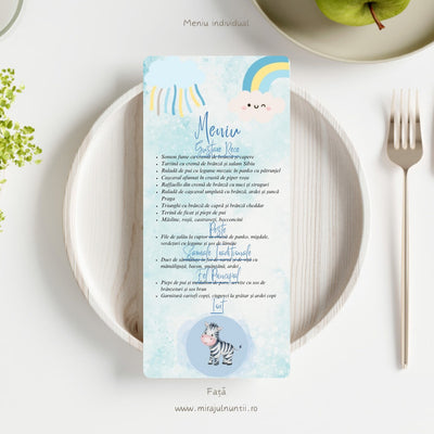 Față meniu individual botez cu meniul mâncărurilor, nor mare cu panglici colorate și curcubeu mare cu nor zâmbitor sus, pui de zebră într-un cerc bleu jos, fond acuarelă bleu pastel, cod B.1-20001