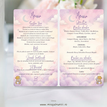 Interior meniu tip carte de botez deschis, cu mâncarea în stânga și băuturile în dreapta, cer pastelat lila și roz și ursuleți de pluș în colțurile de jos, cod B. 3205
