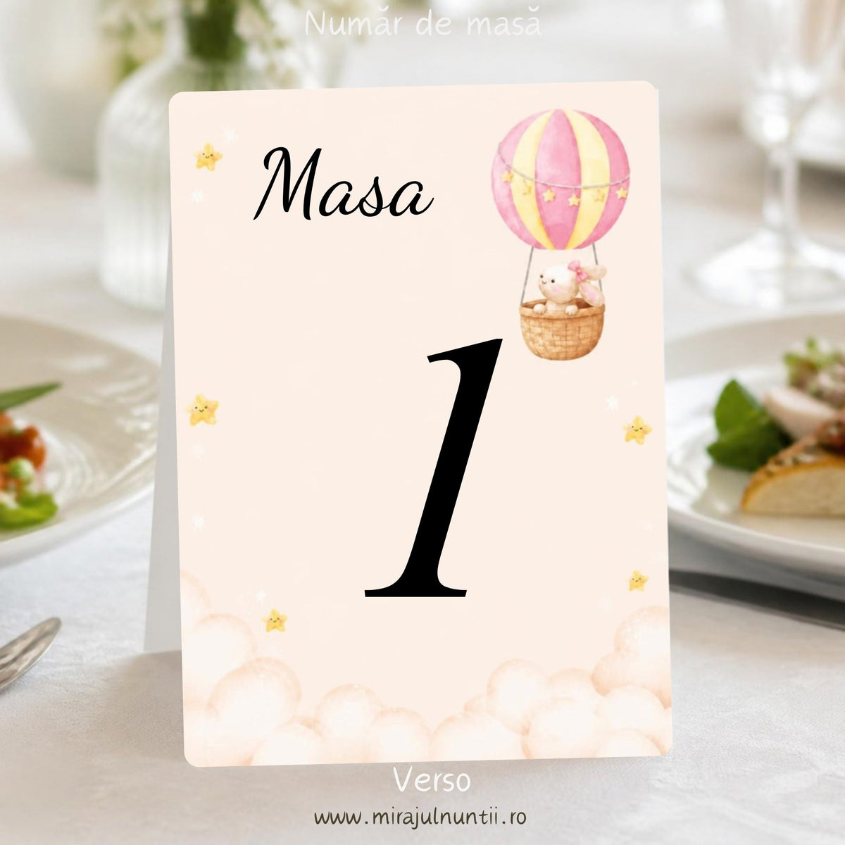 Număr de masă botez, verso, cu balon cu aer cald roz și galben cu iepuraș în dreapta sus, nori pufoși și steluțe galbene, „Masa 1”, cod Magnific B.4-20004